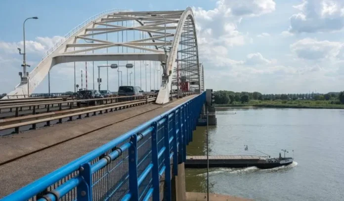 Merwedebrug dicht voor vrachtverkeer tot zomer Merwedebrug dicht voor vrachtverkeer tot zomer