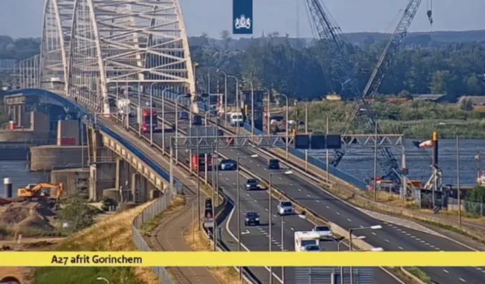 Vrachtwagens negeren verbod op Merwedebrug Vrachtwagens negeren verbod op Merwedebrug